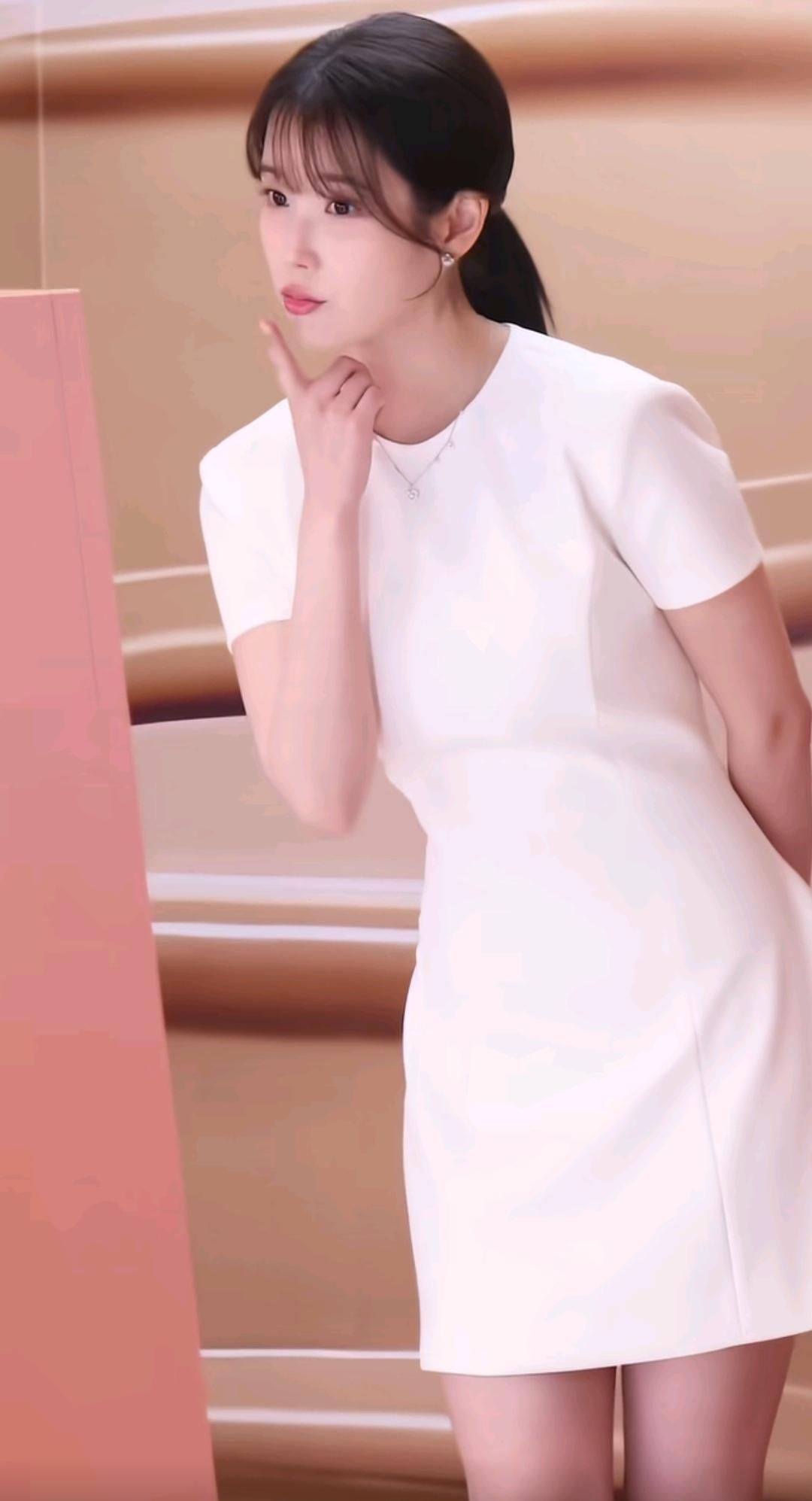 优雅白裙，沉思瞬间，温柔动人