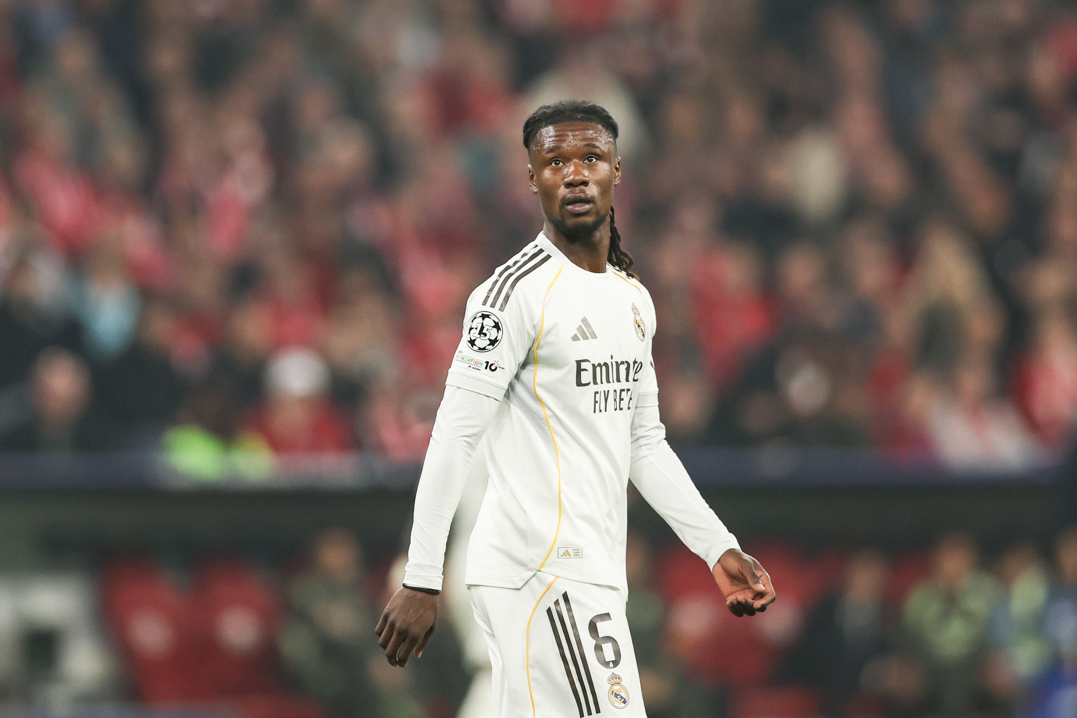 自责！马卡：皇马球员怒气冲冲回到更衣室，看到卡马文加崩溃痛哭