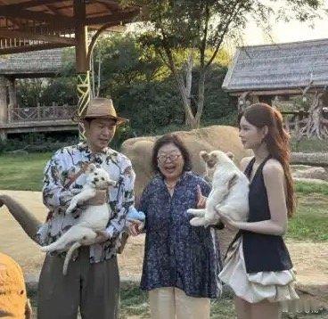 杜海涛全家为沈梦辰庆生，她身材纤细高挑，杜海涛像随行的工作人员