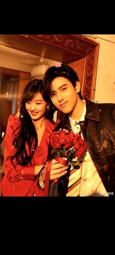 纺织厂女工为了搞套婚房，直接把失忆的初中同学骗去领了结婚证。两人挤在筒子楼里睡上