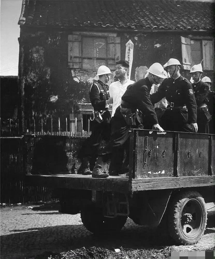 1949年5月，国民党撤离上海前夕，在闸北公园枪杀地下党人。 ​