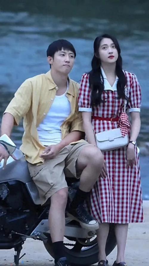 28岁的关晓彤青春灵动，33岁的黄景瑜成熟帅气，当两人同框合作，竟碰撞出奇妙火花