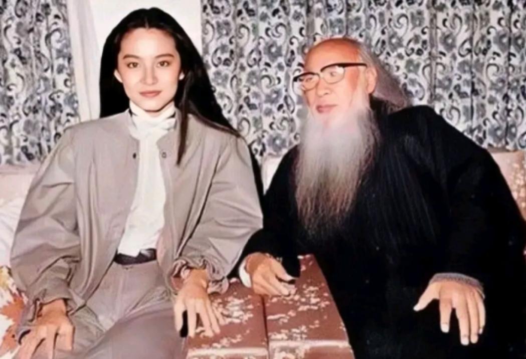 1983 年，导演徐克想求张大千墨宝，带着厚礼去拜访，谁知 84 岁的张大千已封