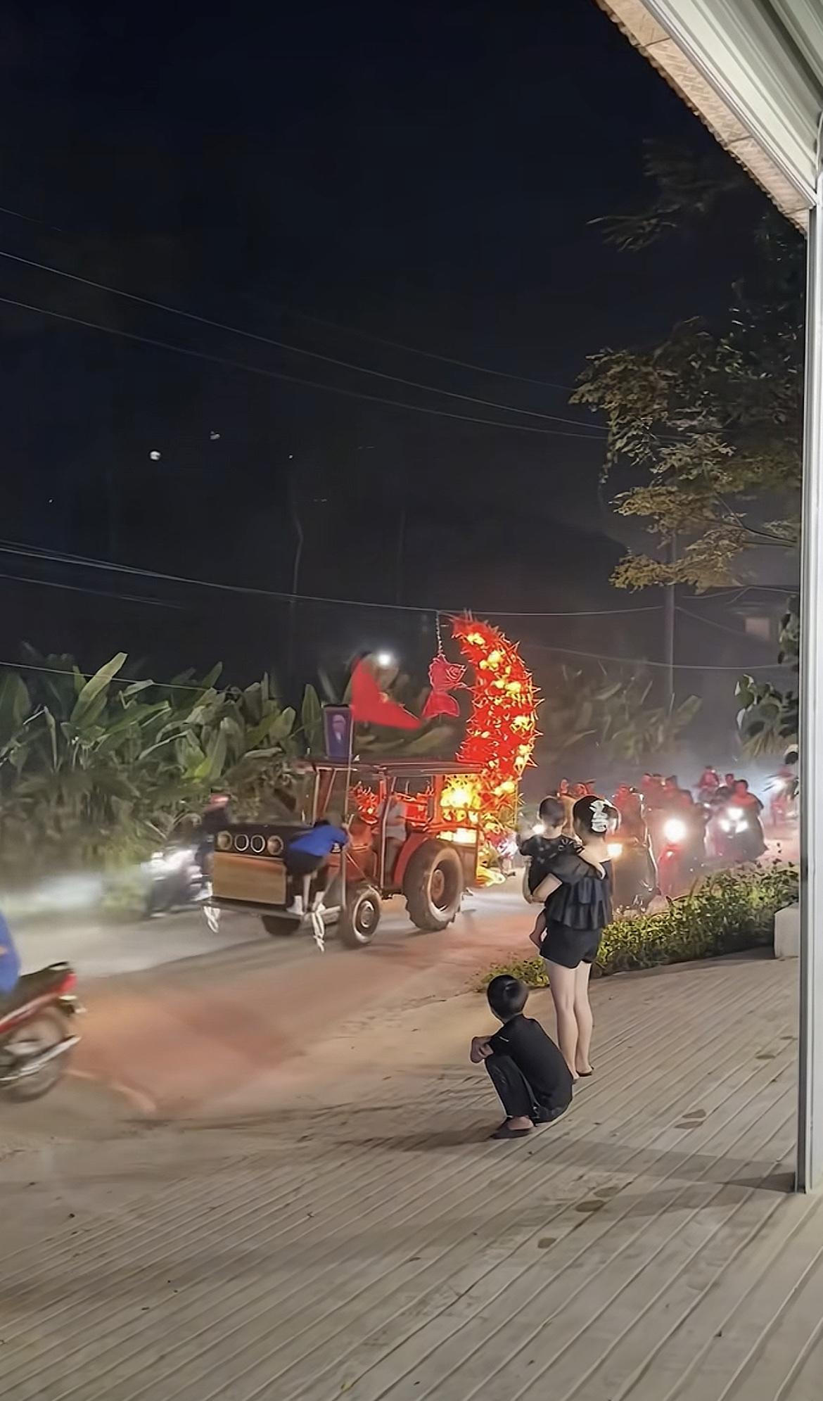 网友分享的越南中秋节的花灯巡游现场，这种习俗少见，看上去还挺不错的，很有节日氛围