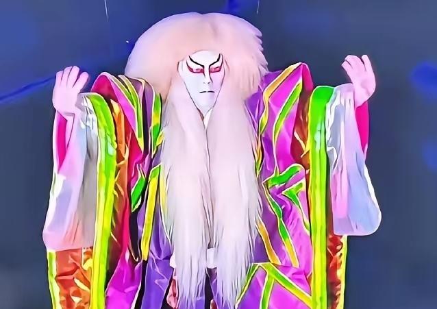 名古屋亚运会开幕式的一些表演和日本能剧，气氛幽暗、仪式感强，容易被联想到祭祀活动