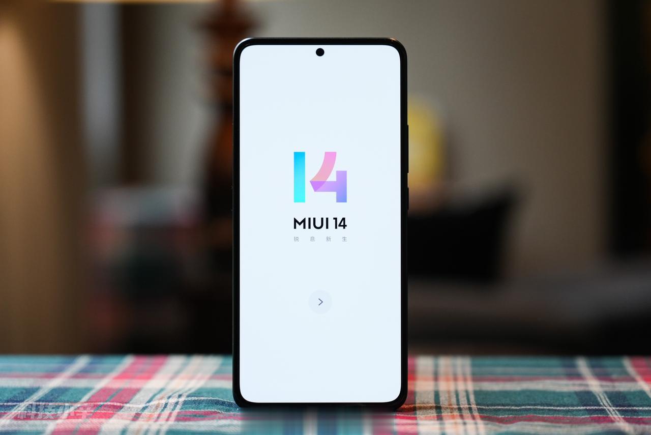 来一组 Redmi K60 至尊版「墨羽」配色的图赏，24G + 1T 的内存存