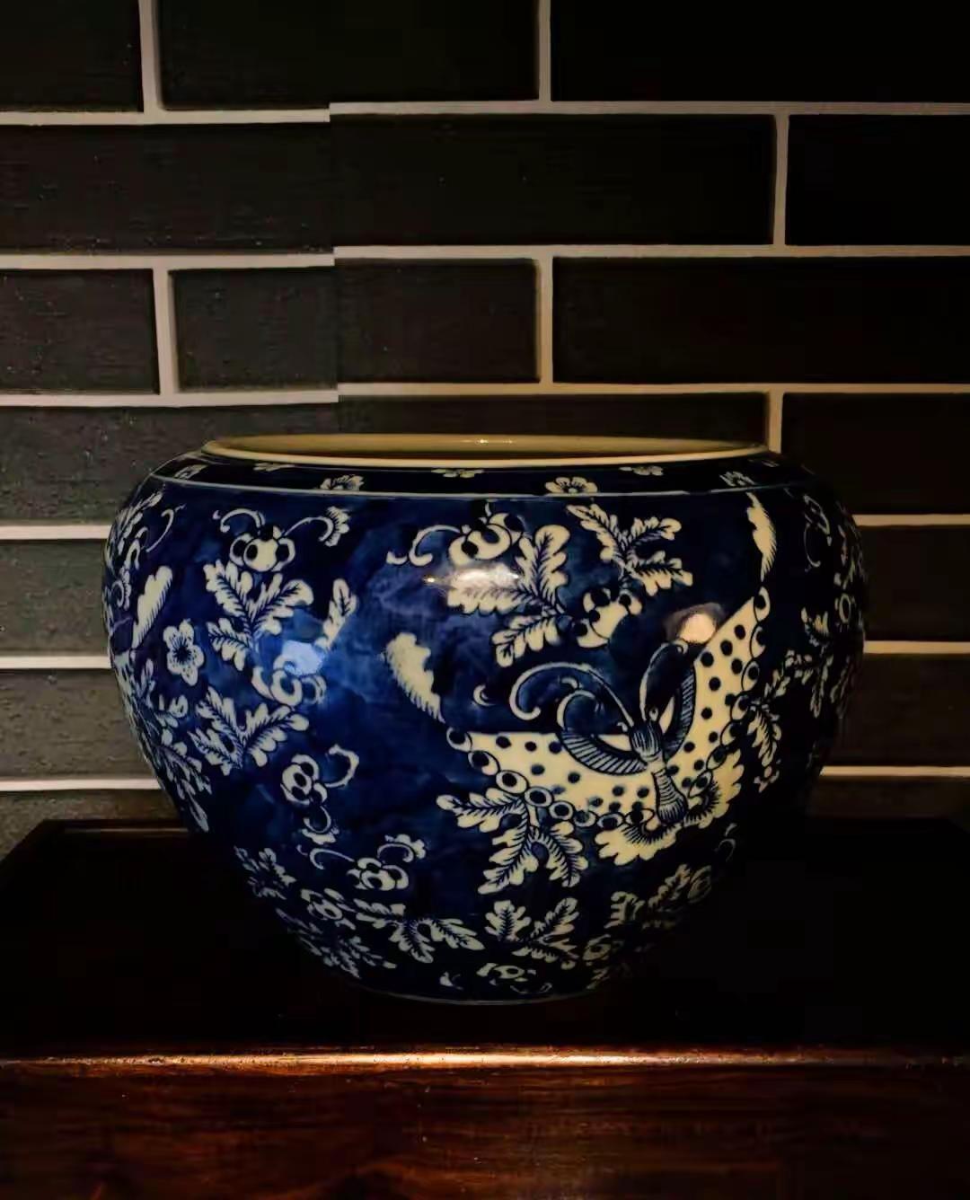 先说说这只青花留白蝶恋花大罐的时代特征 从画面纹饰、青花画法、蓝地留白工艺来看：