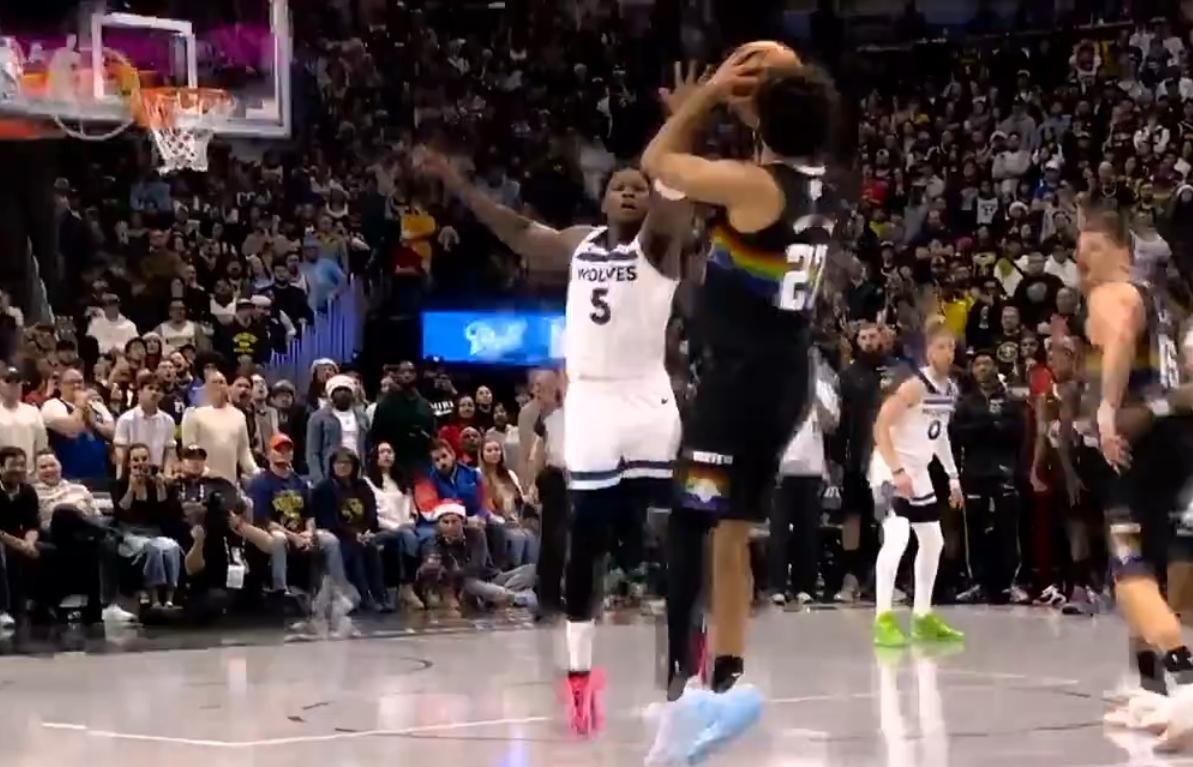 穆雷第9个三分球，手真硬，还有35秒，掘金领先3分，这才是圣诞大战吧？ 