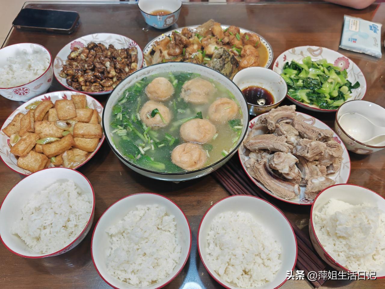 一家五口人的午餐分享～
上午从超市回到家十点半，休息了一会儿，就开始忙着做午饭，