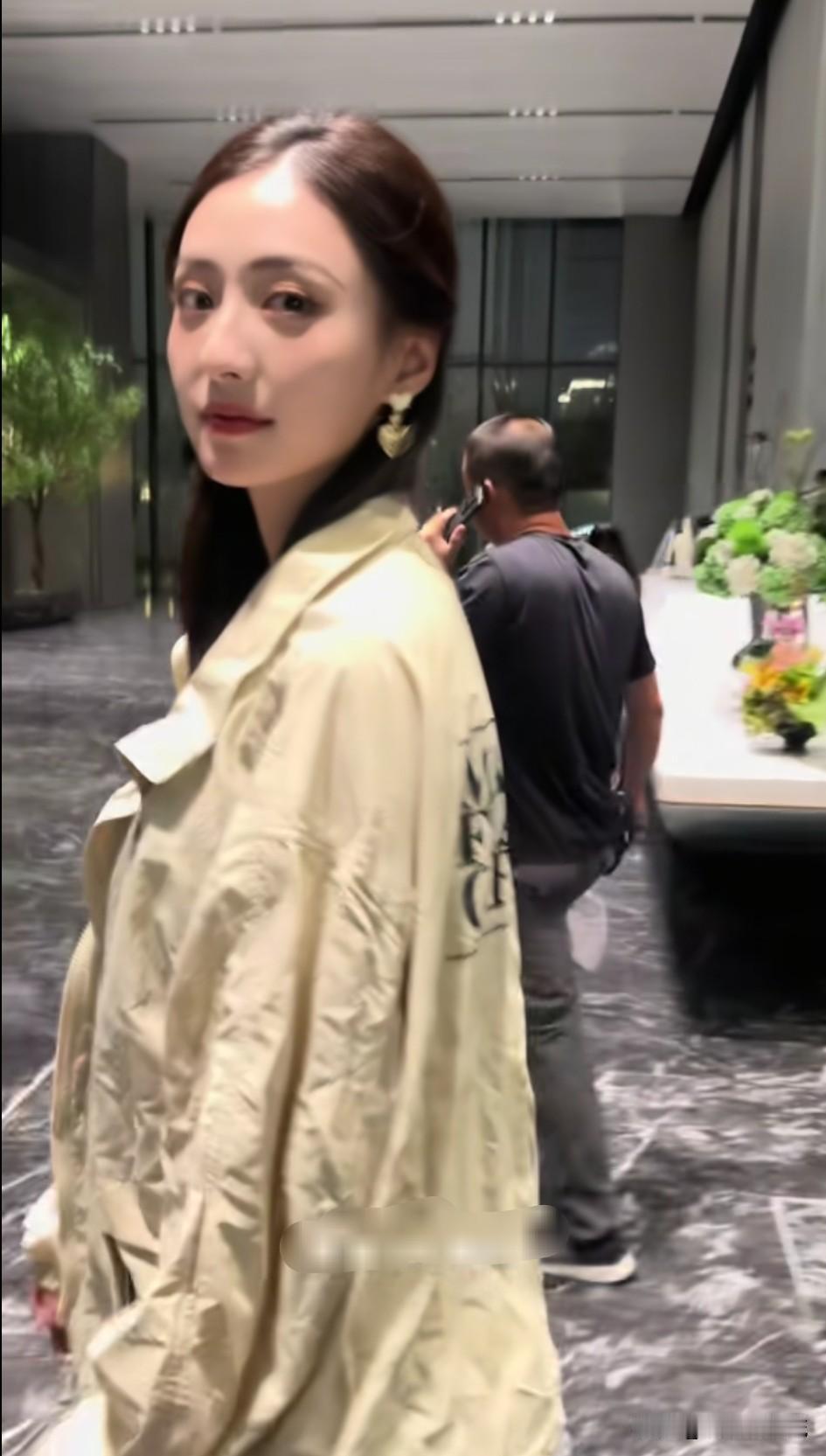 完美女孩胡连馨，原生态相机生图，颜值超级能打，出生于2000年的温柔小姐姐，是0