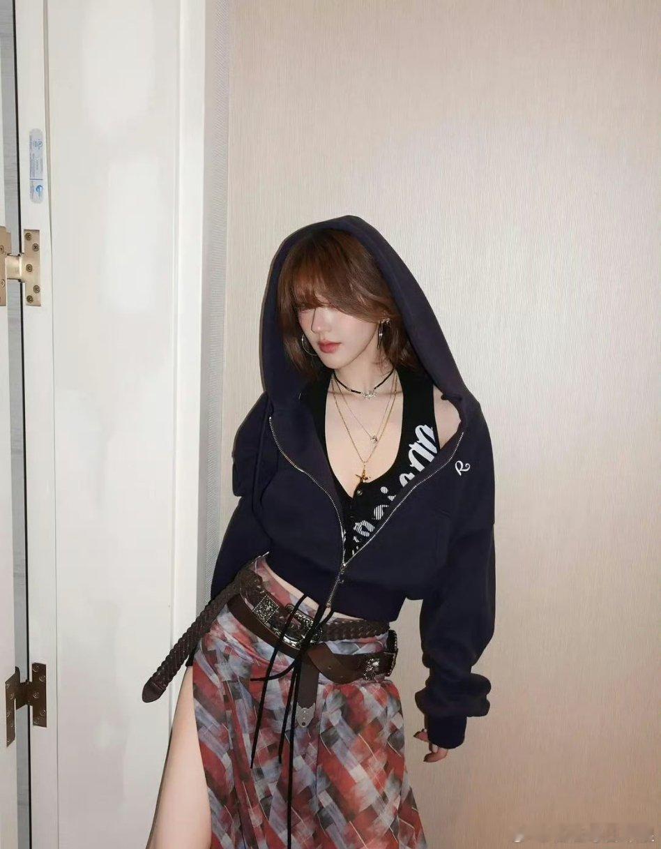 赵露思今日份助阵王鹤棣澳门演唱会造型，好爱豆啊。 