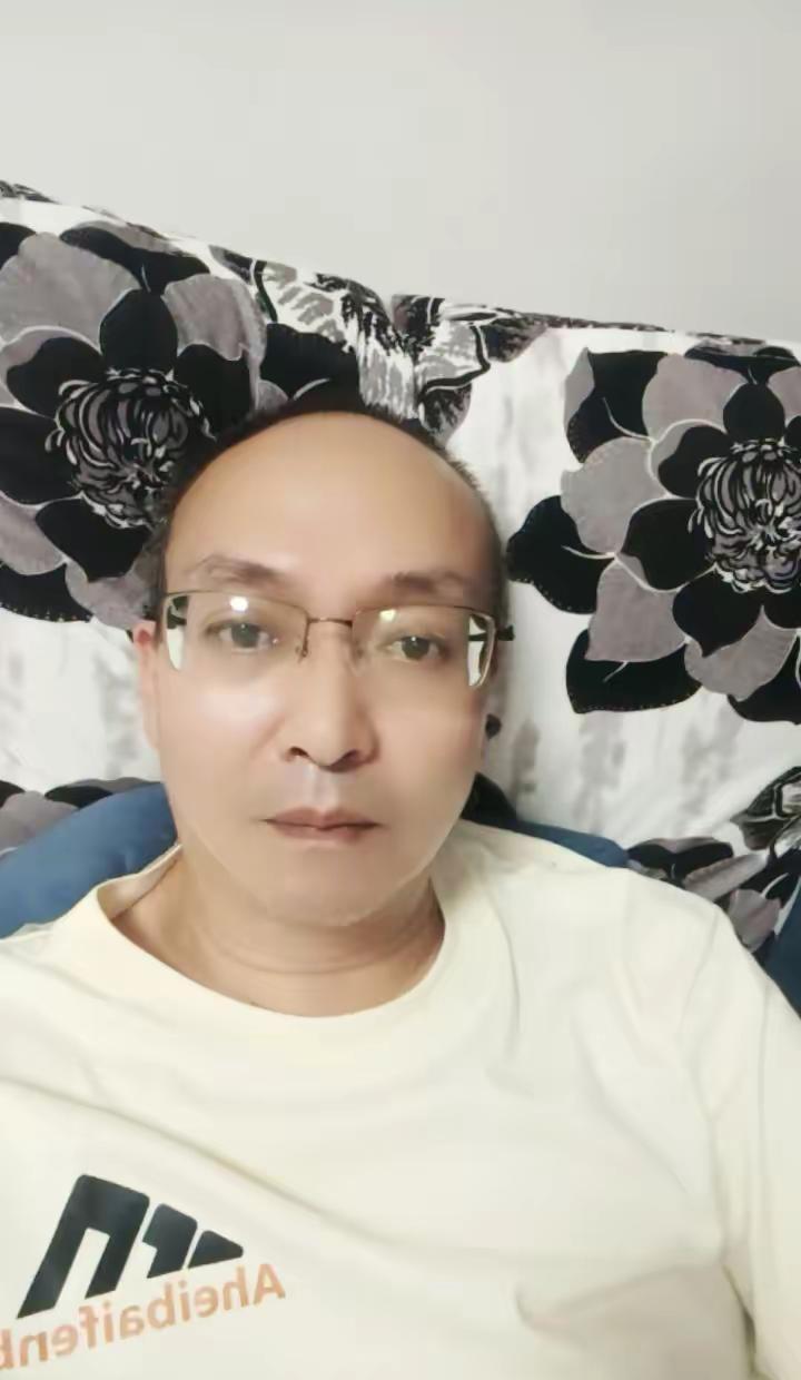 当你看清你真心对待的人，从未心疼过你半分，你瞬间就释怀了，你还有什么放不下的，你