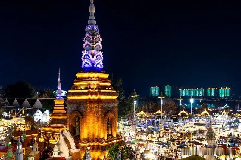 西双版纳告庄的星光夜市收费了。
我去年自驾游去的西双版纳，星光夜市给我留下了很深