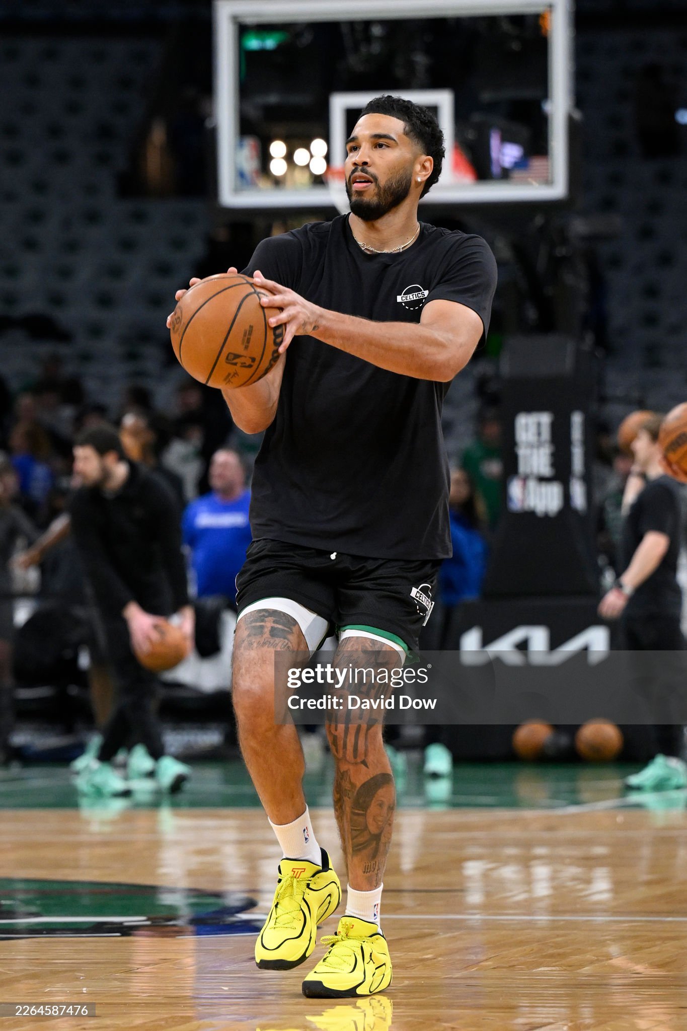 杰森塔图姆  复出之夜，塔图姆脚着Tatum 4“Bruce Lee” 热身独行