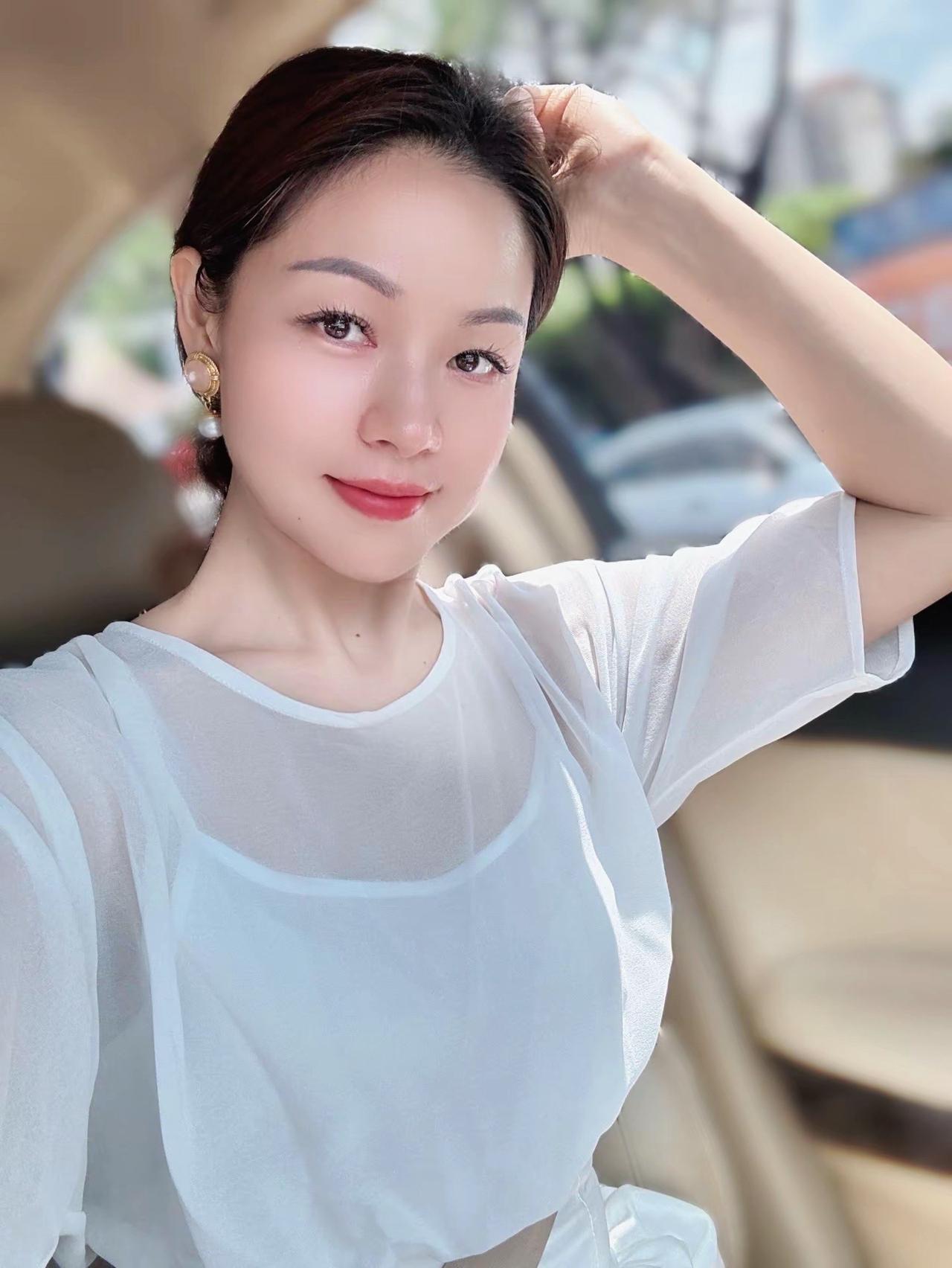 秋色渐深处，不妨出去走走吧，看人间四季各有它的色彩和气息，相信脚下的每一段路也自