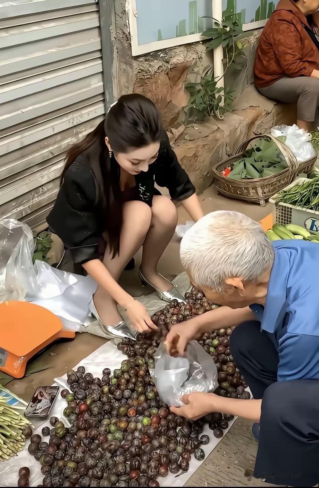 这大爷虽老
但买东西
还是挺有眼力的

大爷这是高手 购物老人