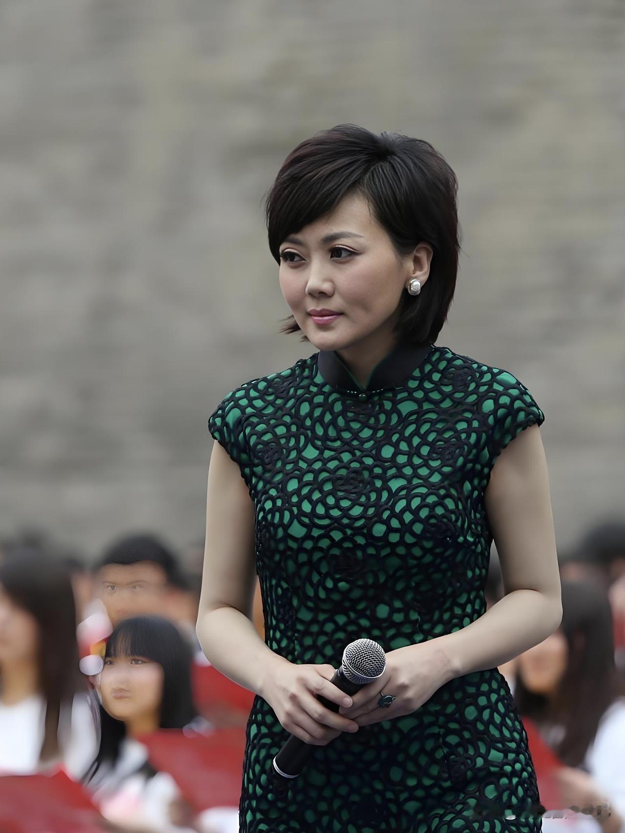 她深耕两岸新闻领域，知性专业又亲和恳切，以共情为桥传递同胞心声，是荧屏上柔而有锋