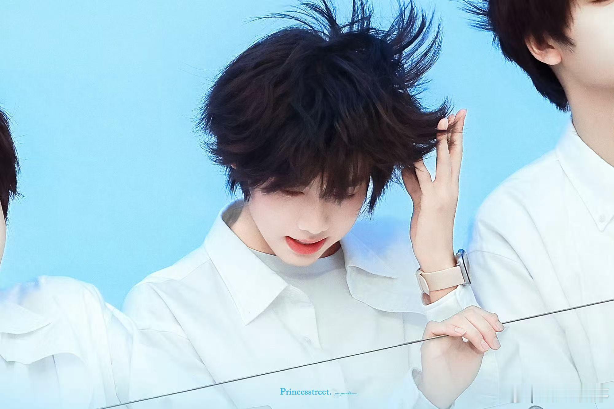 陈奕恒夏日海边氛围感 简单干净的造型配上海边背景，陈奕恒自带松弛感，夏日氛围直接