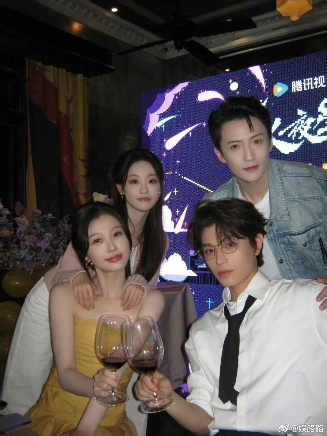 （ps：感觉我们观众就像第一张图片里四位主角身后的那几位群演一样，在远远的观望着