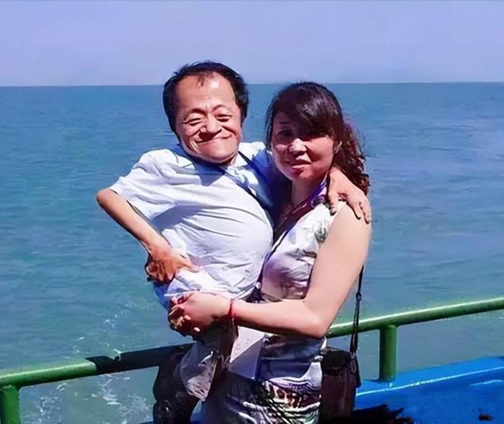 身高只有70厘米的“瓷娃娃”谭纯慧，迎娶四川川大高材生许迎春

他一生骨折一百多