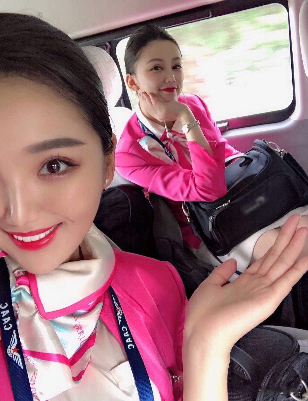 从领巾到面具下的笑容，你能凭这套粉色制服认出是哪家航空公司吗？空姐职业照