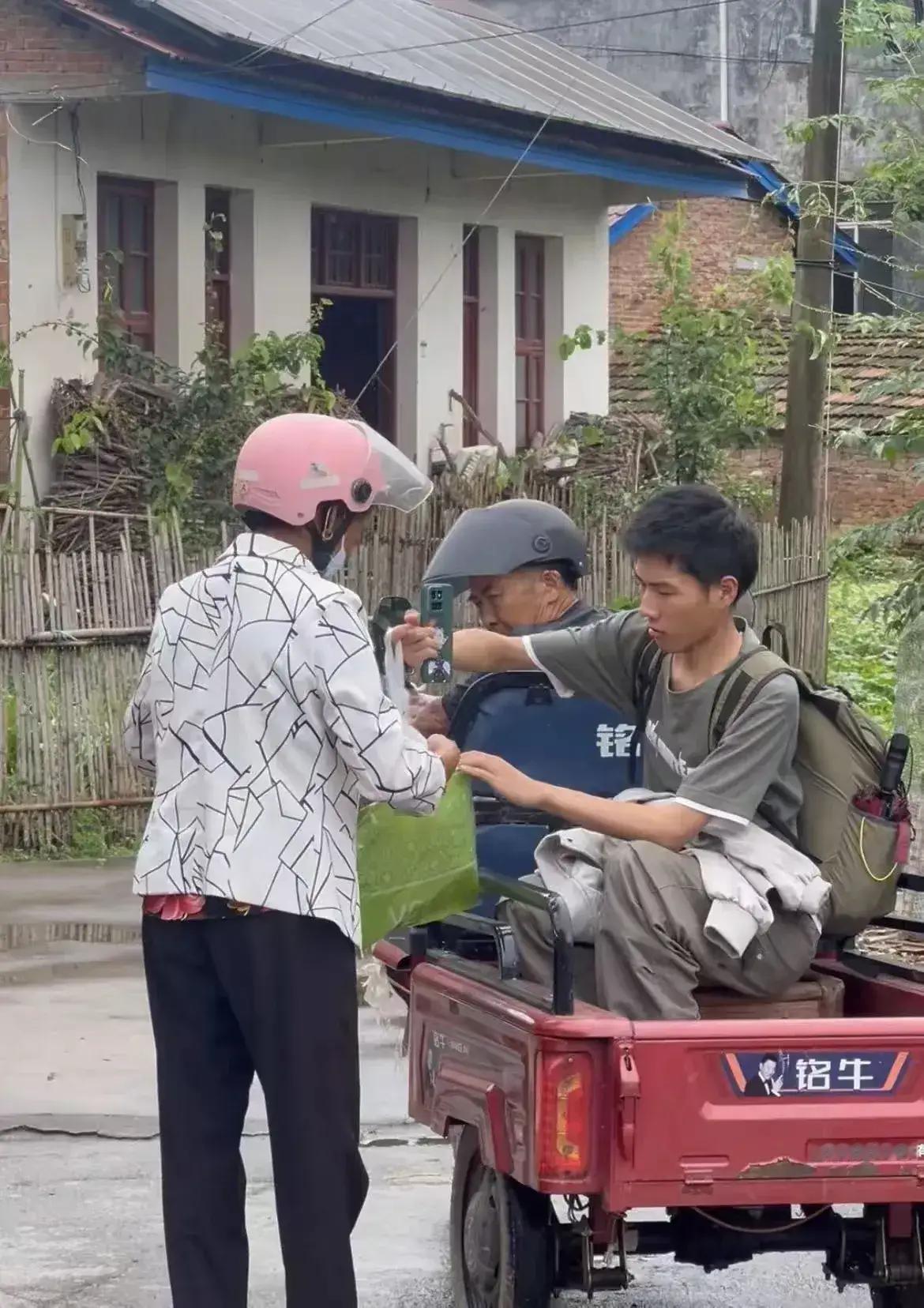 3岁妈走了，7岁爸走了。湖南常德18岁男孩左力，在伯伯家一住就是11年。刚高考完