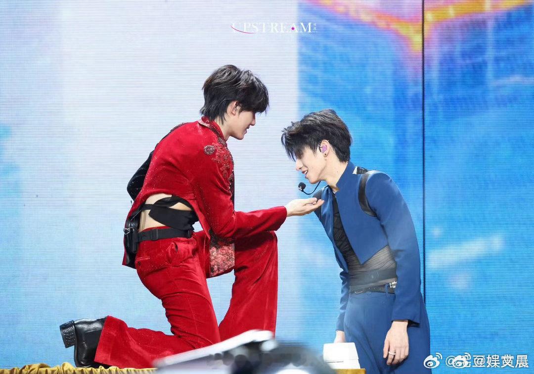 朱志鑫苏新皓罗生门双人舞台 氛围感极致拉满，两人舞台张力超强，情绪互相拉扯共情力