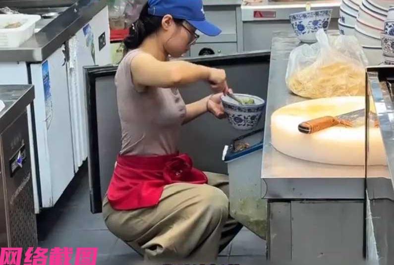 江苏无锡有家餐馆内，安排了暑假工女孩前来帮忙，谈好每天八小时月工资三千，随后这名
