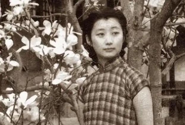 1926年，北京饭店，22岁的唐怡莹趁丈夫不在，与25岁的张学良发生了关系。几天