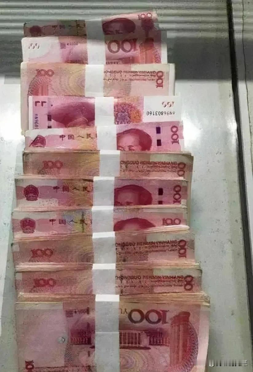我老婆的妹夫4年前在我这里借了10万块钱，昨天他拎着一个袋子来我家，说是还我钱，