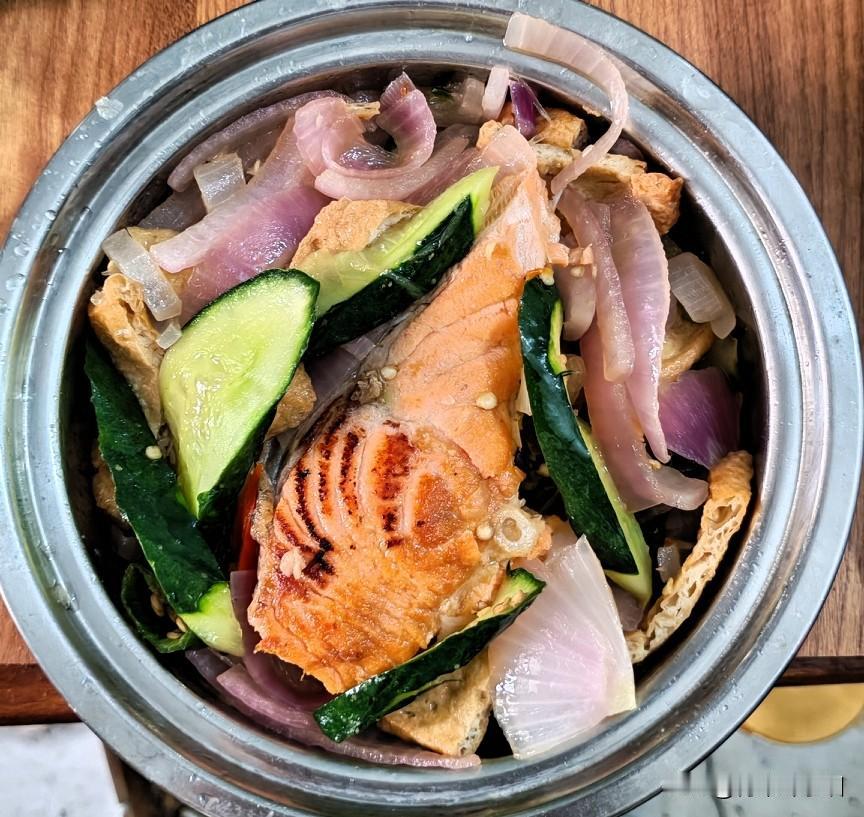 今晚我的大餐来袭，

我的嘴巴的味蕾又爆了，

突然间又想做三道菜。

第一道菜