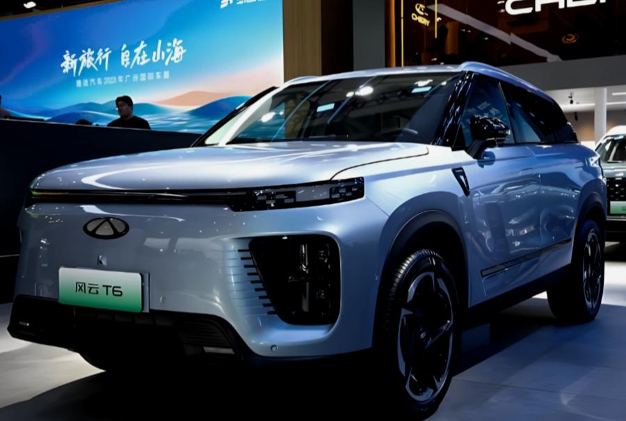 家人们！谁懂啊！逛车展一眼就盯住这台风云T6了🥹
前脸那个贯穿灯！太杀我了啊！