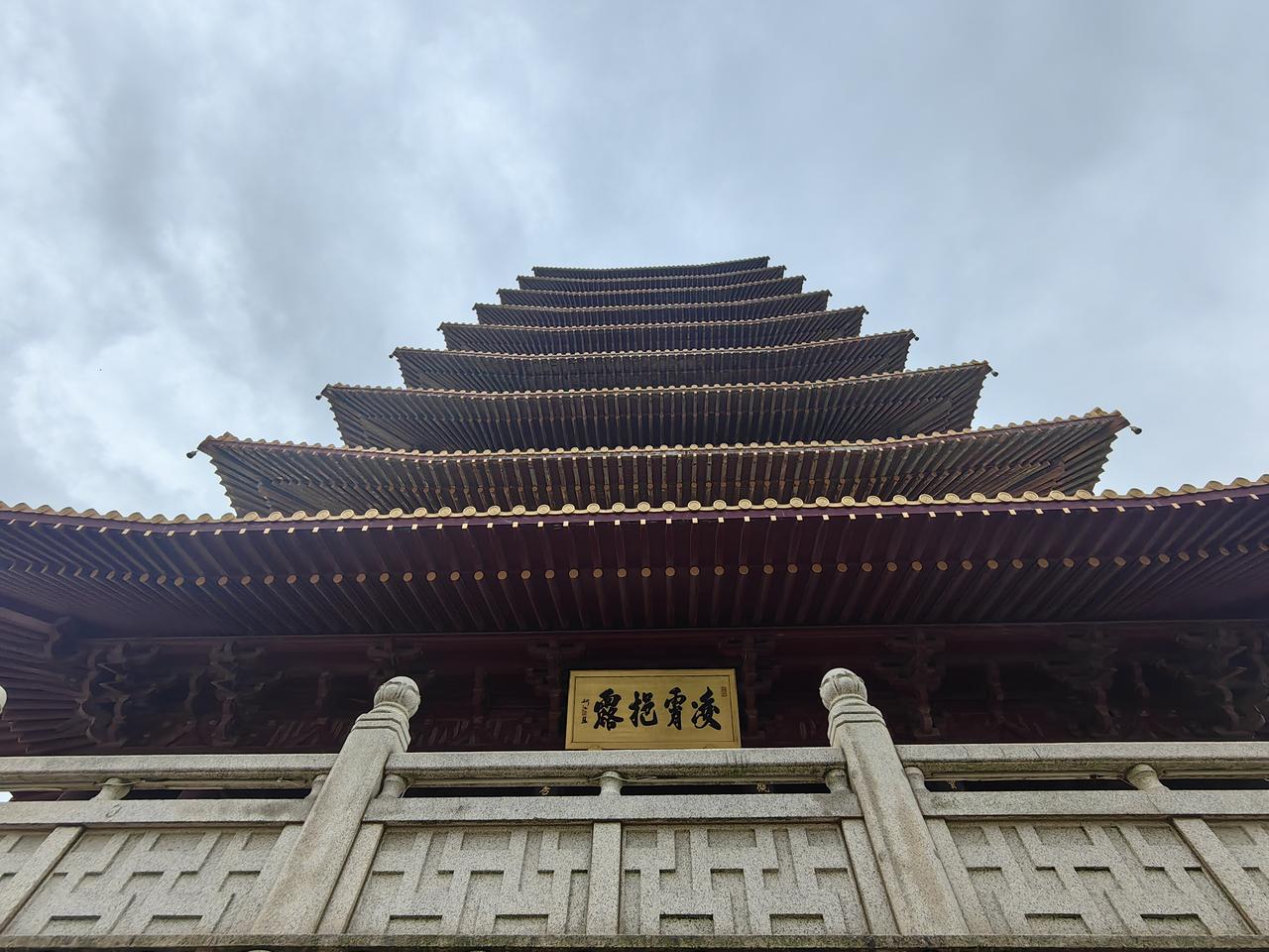南京市牛首山景区的建筑，那规模宏伟得没话说！它是国家4A级景区，像佛顶宫、佛顶塔