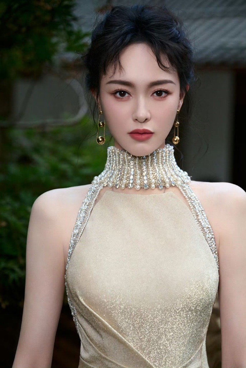 唐嫣珍珠挂脖拖尾裙唐嫣泛舟神女泛舟神女，美的不像话了～ ​​​