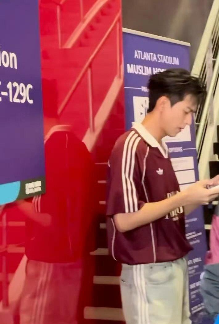 李现就这样争如气李现争气全程高清focus记录李现开球名场面，在大型赛事场地自在