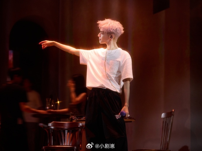 罗云熙头发染了应援色罗云熙演唱会新发色 罗云熙发色我可太喜欢了，在光下面粉紫银三