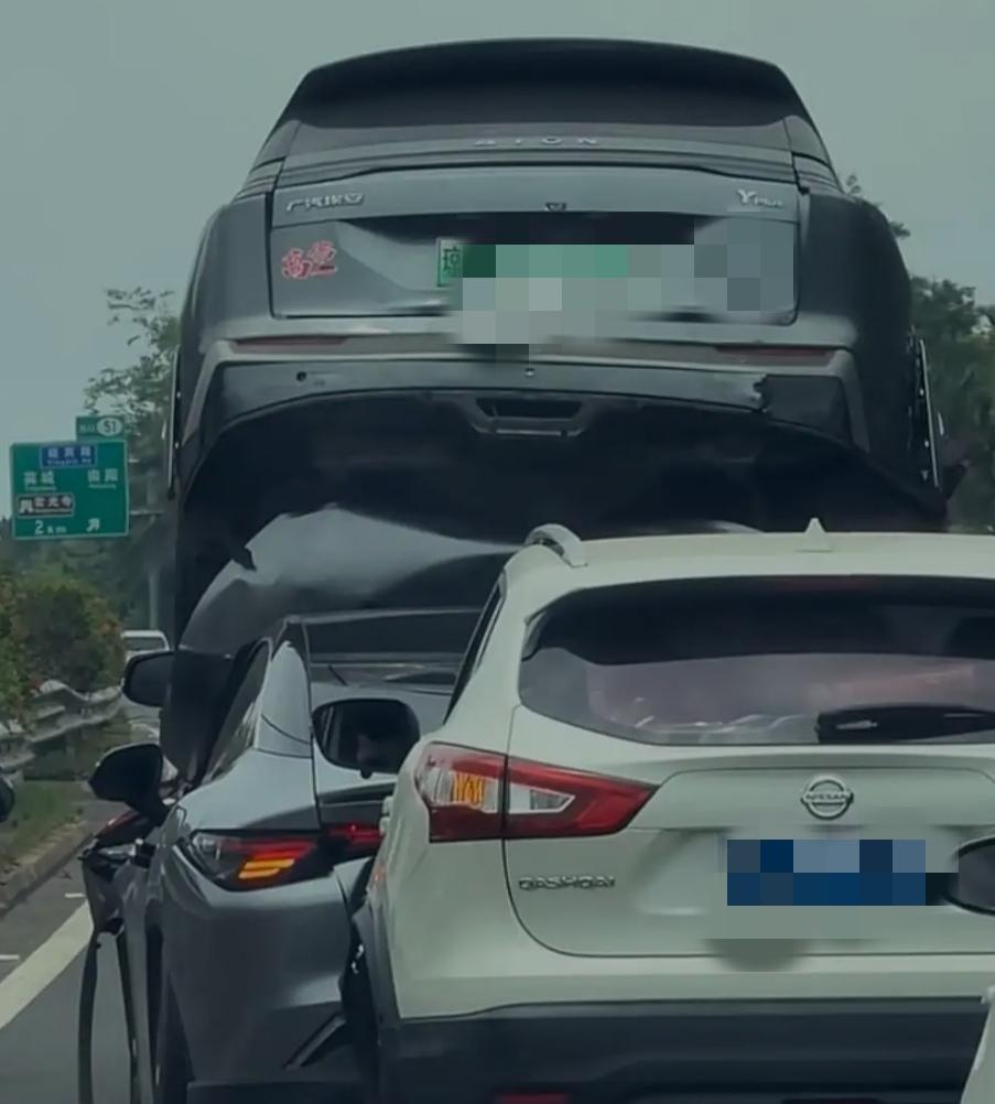 女子开车“叠罗汉”
环球网消息，来源于新闻报，应该不假。这个趣闻说的是5月9日上