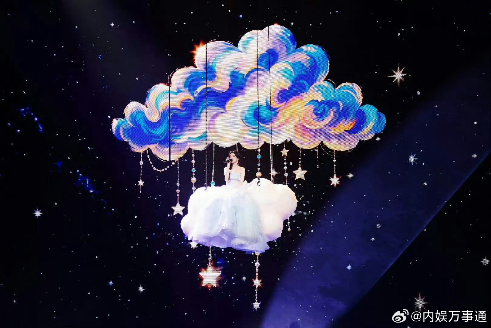 白鹿音乐会上座率满座满座！美鹿今晚舞台表现超棒。今晚小仙女一枚，也希望你一直开心