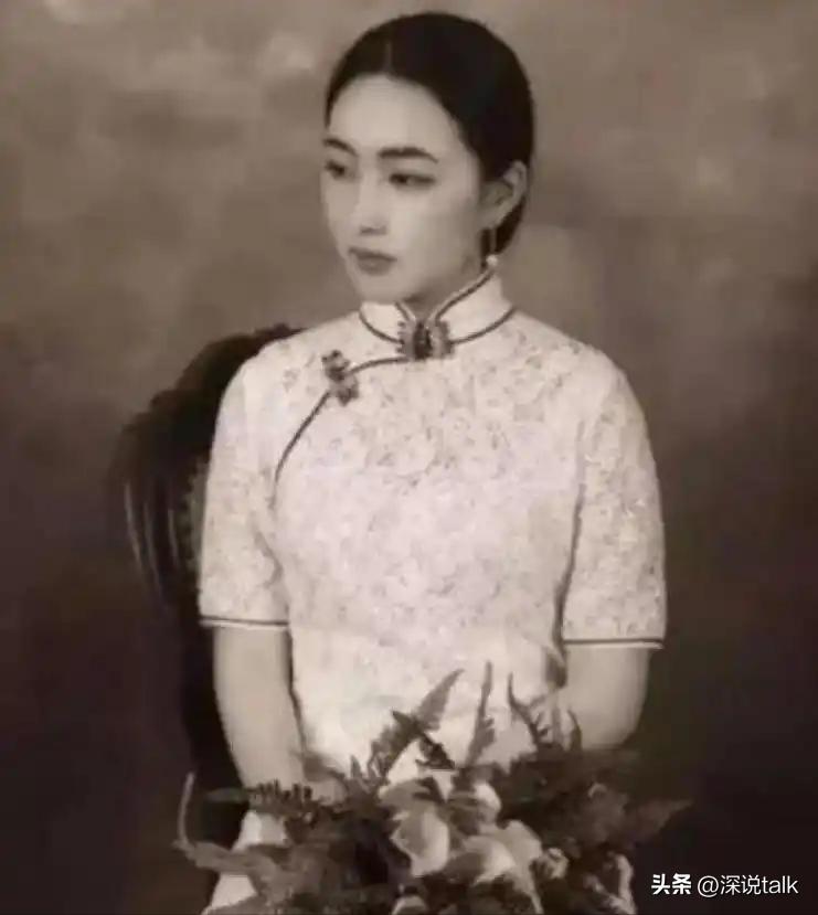 1974年，90岁的杨森迎娶了17岁的张灵凤。洞房之夜，就在杨森要行房事时，张灵