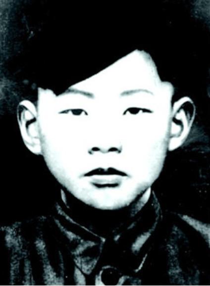 1940年，一名19岁的中国小伙被日本人残害，胳膊被砍，眼睛被挖。但身体的疼痛没