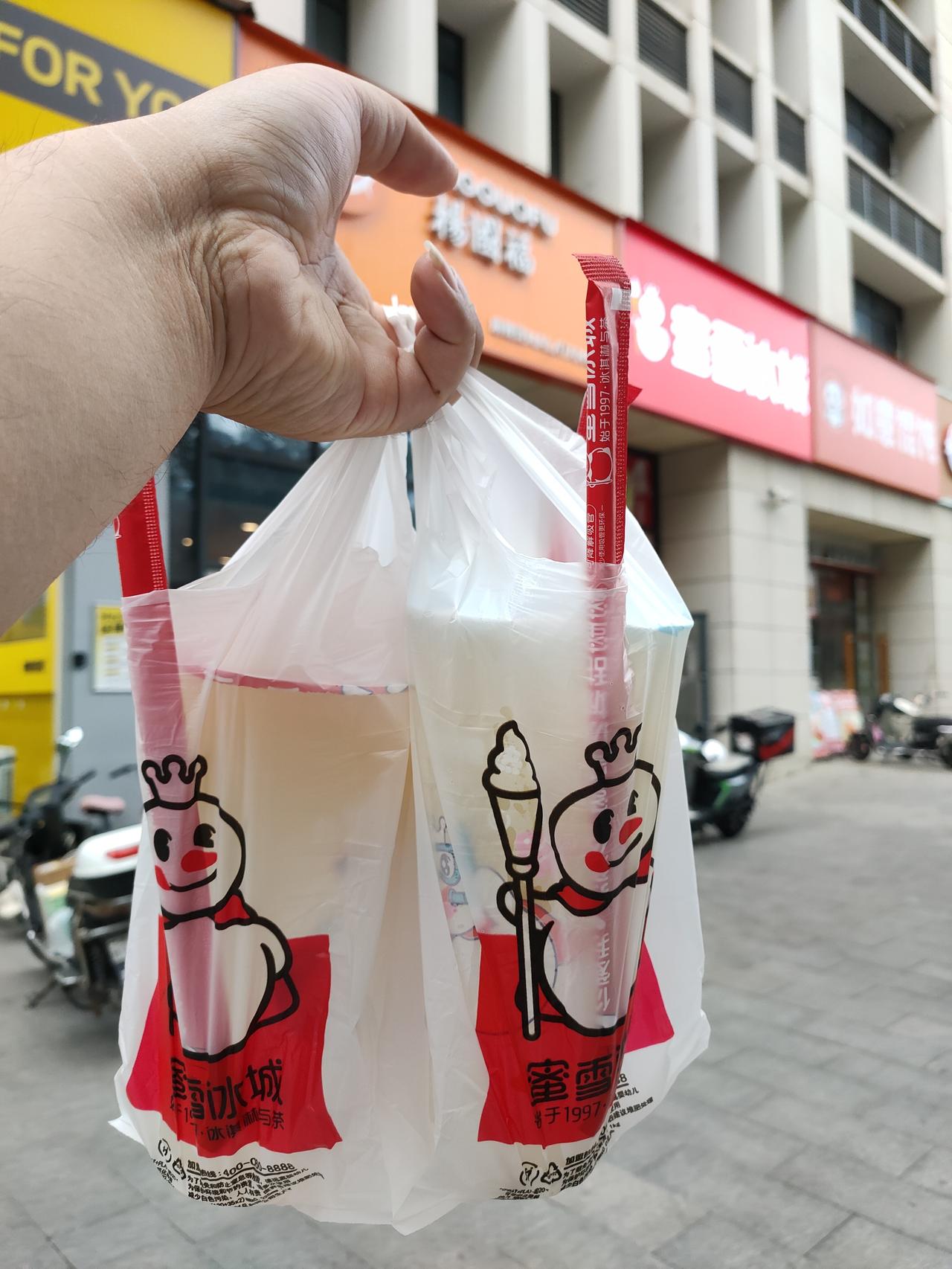 蜜雪冰城回应出现蜜雪冰橙没想到蜜雪冰城也被人山寨了。让我想起当年小米出来的时候，