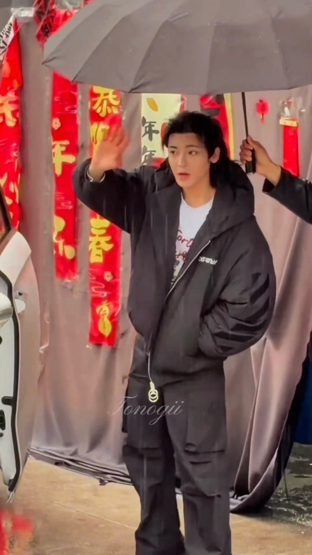 小侯雨天大声提醒粉丝“别淋雨”暖暖的很贴心🥰🥰侯明昊雨天提醒粉丝别淋雨