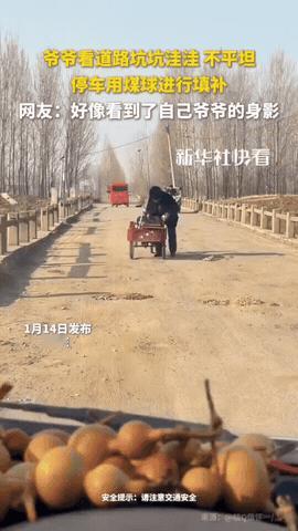 这个世界，总有人缝缝补补…

近日山东，大爷的一个举动暖哭无数网友，一条土路上到