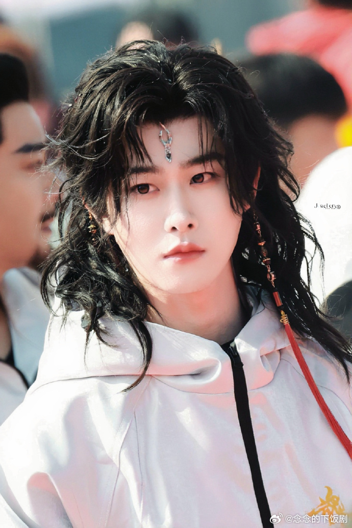 魂判九川组服魂判九川组服设计感超足，阳光下自带光泽感，全员同框超有团魂，整体造型