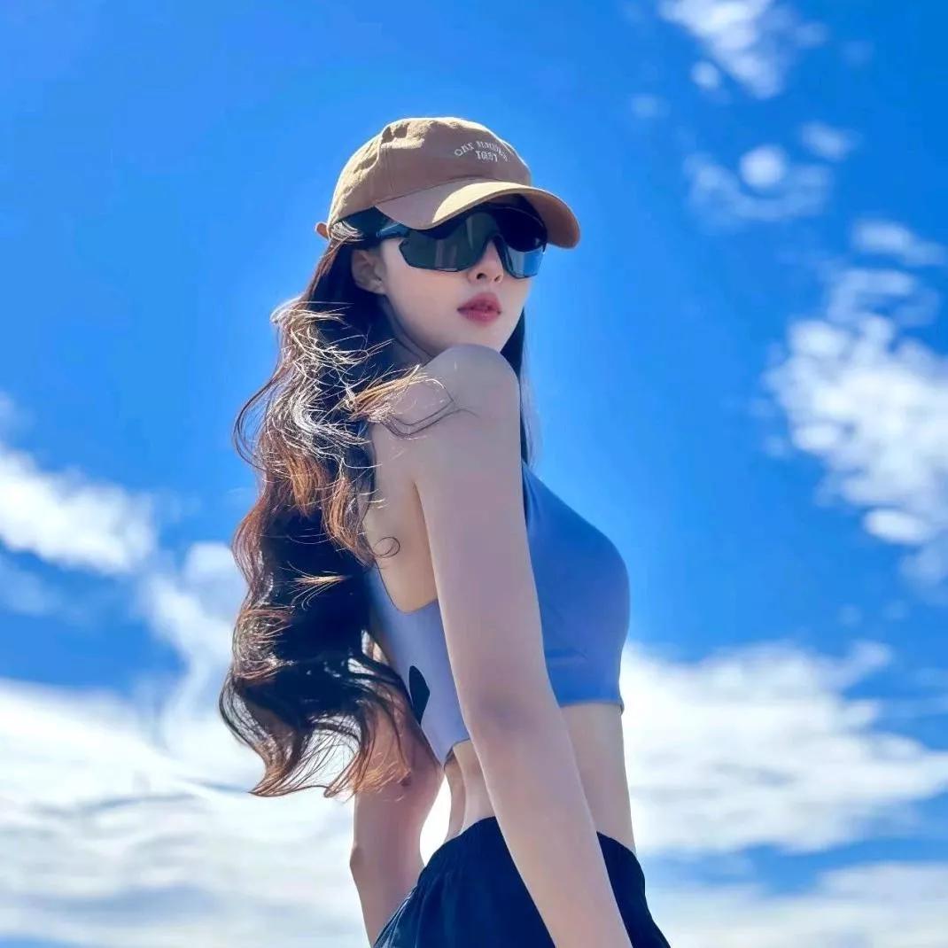 海风吹拂，云卷云舒。海风暖阳 云舒漫卷 清风云舒 海风拂心潮 云舒云舒 云舒 浮