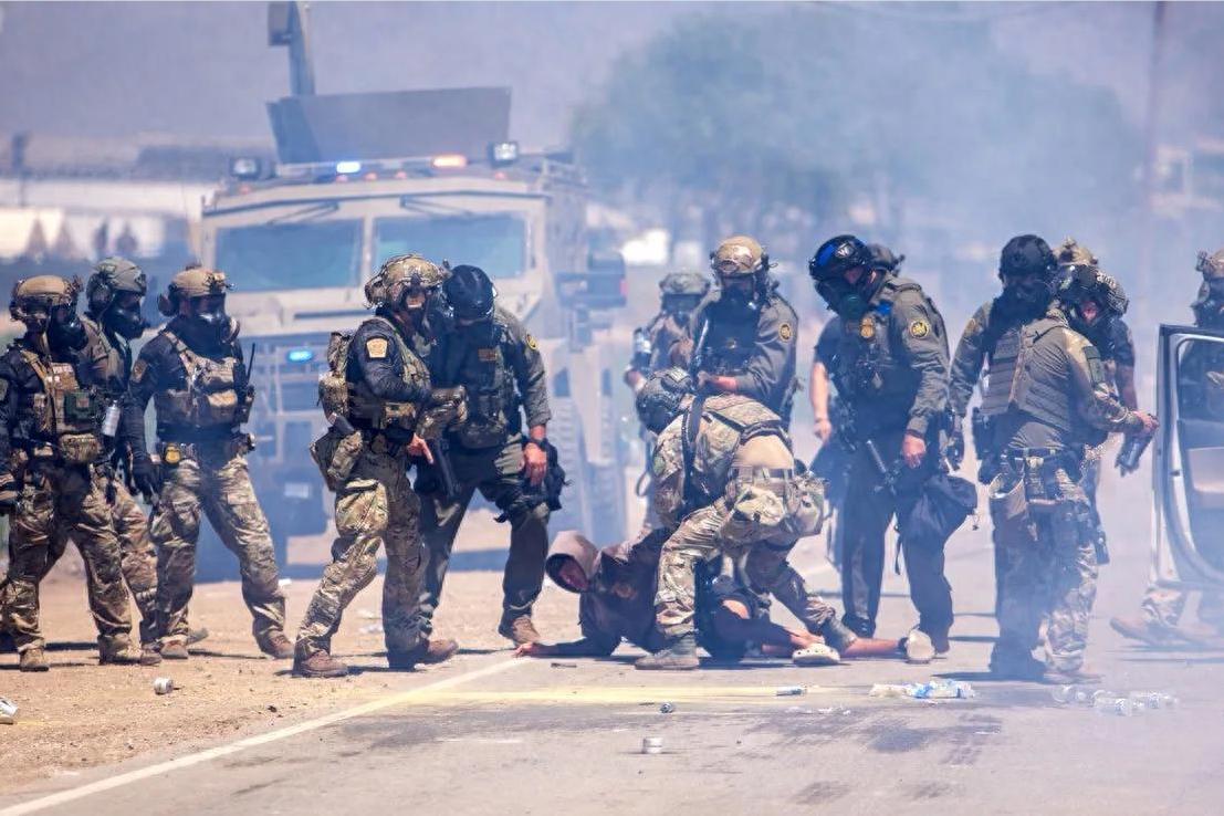 掐起来了！加州给全美老百姓发“尚方宝剑”，这下白宫真坐不住了

最近美国政坛最热