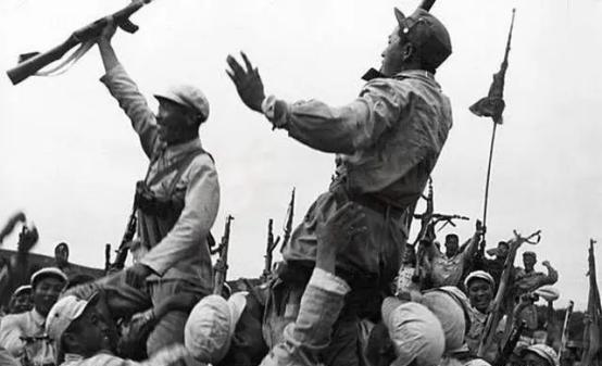 1950年，一个志愿军排长无视上级阻击美军的命令，弃守高地，放任美军坦克通过，没