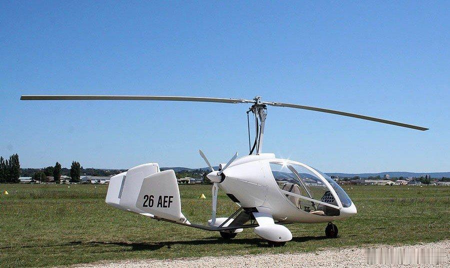 大家会不会觉得，这种飞机看上去很不安全？评论区可以说一下哈大v聊车自转旋翼机好像