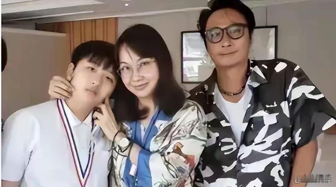 近日，吴镇宇一家现身云南西双版纳参加活动，引发网友热议。活动现场，父子俩席地而坐