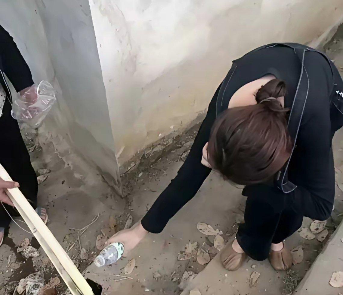 上厕所玩手机尴尬一幕，这表情实在是太搞笑了。 